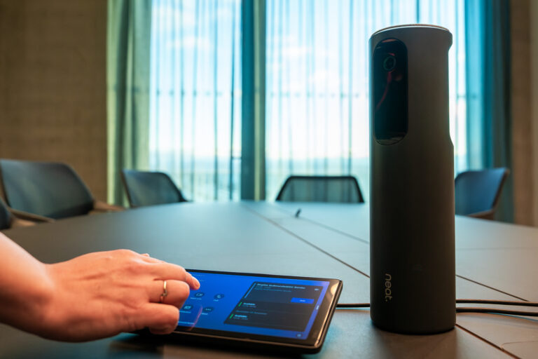 在冰岛航空办公场景中，Neat Pad 与 Neat Centre 的实际应用效果。