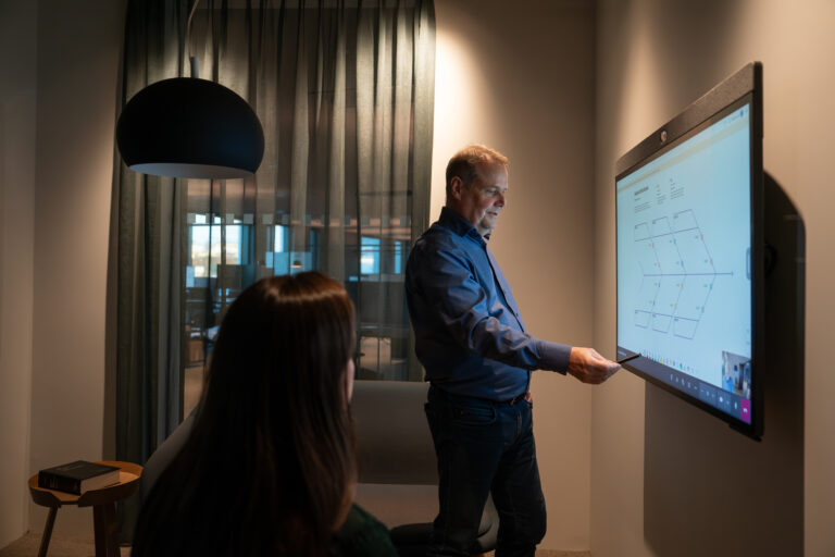 在冰岛航空，同事们可以随时使用 Neat Board 进行即时协作。