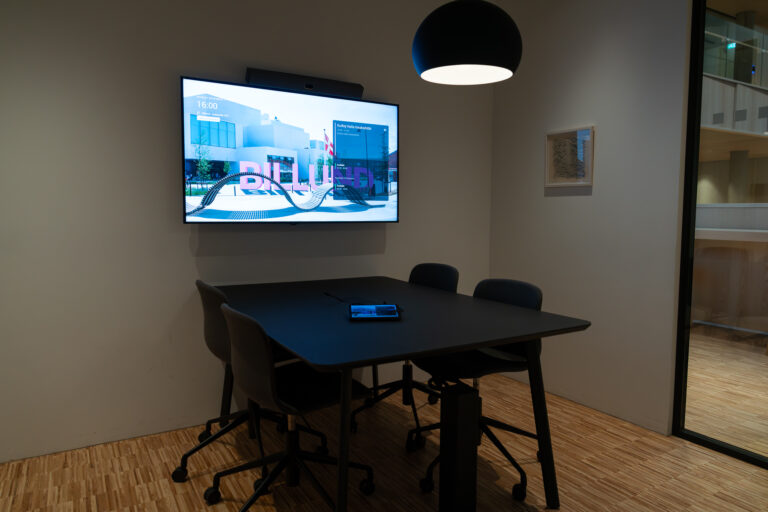 在冰岛航空的混合会议空间，配备了 Neat Bar 和 Neat Pad。